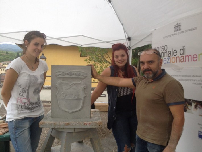 Lo stemma di Greve in Chianti realizzato dagli studenti fiorentini con la classica pietra locale