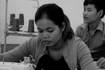 La realtà disumana delle fabbriche cambogiane del tessile