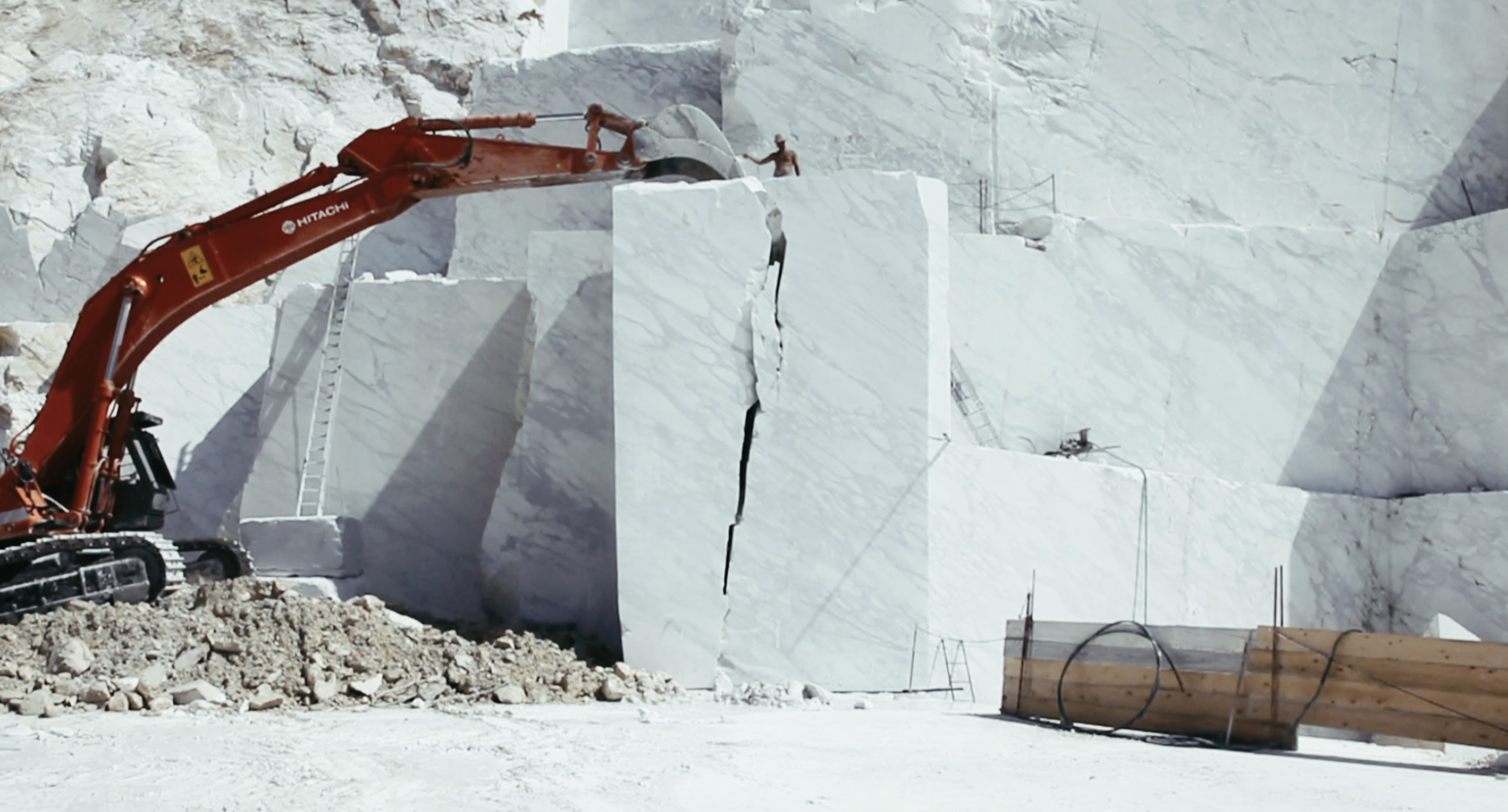 Stone mining. Мраморный карьер Каррара. Каррарский мрамор камень. Каррарский мрамор карьер. Добыча мрамора.